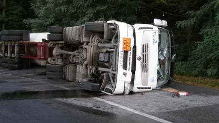 Trafic îngreunat în Vaslui, după ce o cisternă cu zeci de tone de combustibil s-a răsturnat