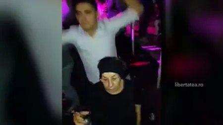 Imagini incendiare într-un club din Timişoara. Un fotbalist se distrează de minune cu o pensionară VIDEO