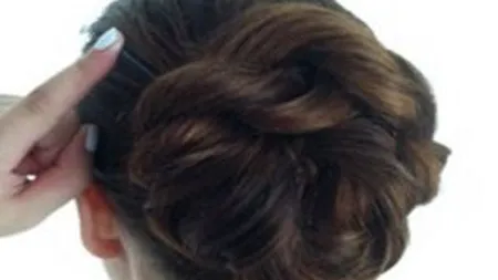 Cocul din dublă împletitură, coafura care creează iluzia de păr bogat FOTO