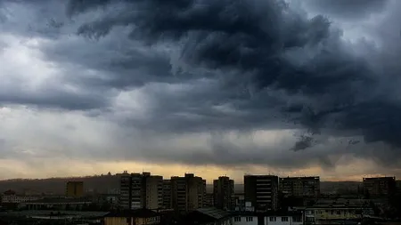 AVERTIZĂRI METEO de vreme SEVERĂ: PLOI TORENŢIALE, VIJELII şi GRINDINĂ. Află zonele vizate