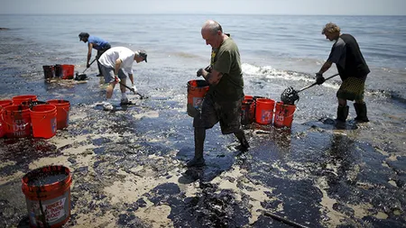 Poluare masivă cu PETROL în California. Tone de ţiţei s-au scurs în Pacific de la o conductă spartă