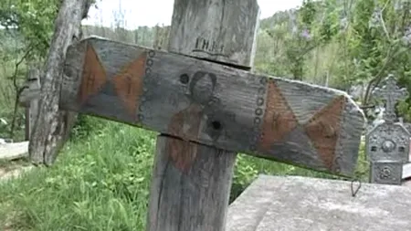 Dezastru într-un cimitir din Gorj. Mormintele au luat-o la vale