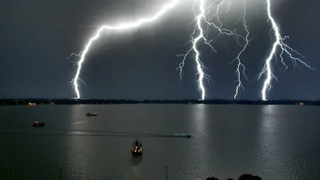 Turişti loviţi de FULGER pe insula grecească Creta VIDEO