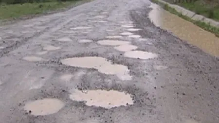 Drumul care trece prin satul lui Emil Boc, în stare jalnică, după şase ani de la începerea reparaţiilor