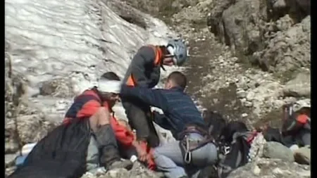 Accident pe munte. O turistă a căzut în gol 25 de metri, de pe creasta Făgăraşului