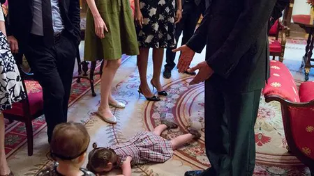 Moment haios la Casa Albă: O fetiţă se aruncă pe podea de supărare FOTO