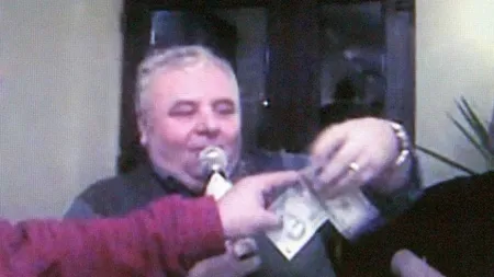 Vicepreşedintele CJ Caraş-Severin, prins de DNA în timp ce lua mită în biroul său