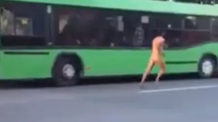 Un bărbat COMPLET GOL, surprins pe străzile din Constanţa VIDEO