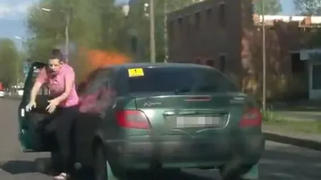 Maşina unei femei a explodat după ce şi-a aprins o ŢIGARĂ în interior. Tot incidentul a fost FILMAT VIDEO