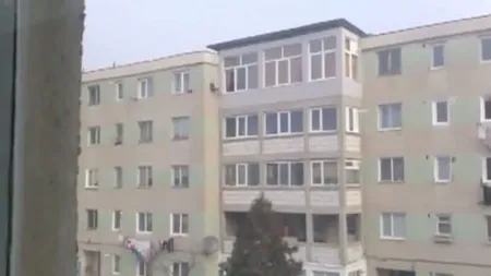 Cum face un român grătar în aer liber la etajul 4. Imagini incredibile pline de ingeniozitate autohtonă VIDEO