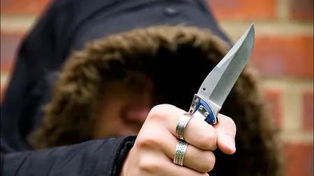 Un tânăr de 17 ani şi-a înjunghiat iubita din gelozie