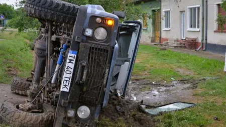 Accident în Timiş. Un JEEP s-a răsturnat în afara şoselei FOTO