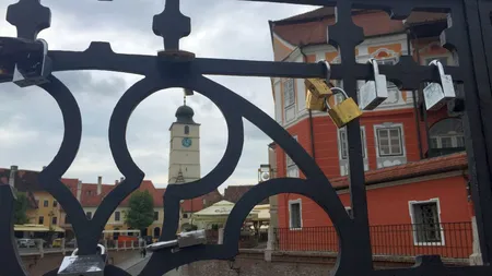 Romanticii din Sibiu şi din ţară sunt în pericol. Lacătele iubirii de pe Podul Minciunilor vor fi tăiate