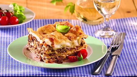 REŢETA ZILEI: Lasagna cu carne tocată şi sos bechamel
