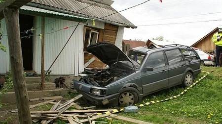 Doi soţi au murit într-un accident cumplit, la Suceava. Au intrat cu maşina într-o casă VIDEO