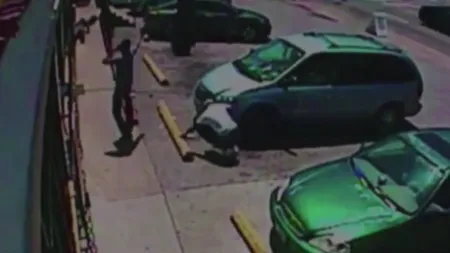 Momentul şocant în care un bărbat vorbeşte la telefon în timp ce trage cu arma pe stradă VIDEO