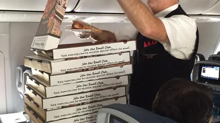 Un pilot a comandat pizza pentru pasageri, după ce avionul a rămas blocat pe pista
