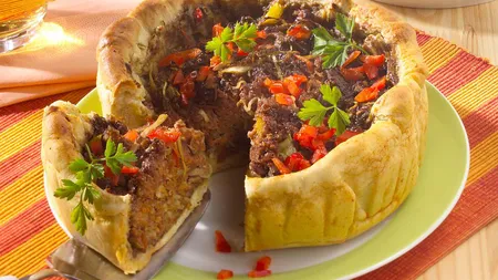 REŢETA ZILEI. Plăcintă cu carne şi ceapă verde