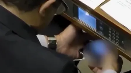 Politician prins în timp ce se uita la filme porno, în Parlament VIDEO