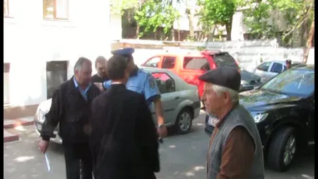 Episcopul de Huşi, apărat cu poliţia de furia enoriaşilor VIDEO