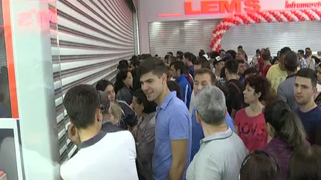 S-a deschis al 11-lea mall în Capitală. Zeci de persoane s-au înghesuit la promoţii VIDEO