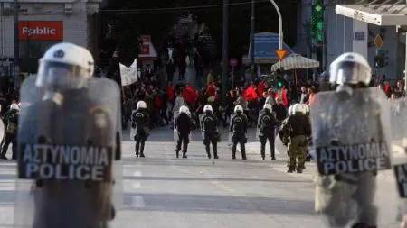 Violenţe în Grecia: Ciocniri între forţele de ordine şi protestatari antisistem