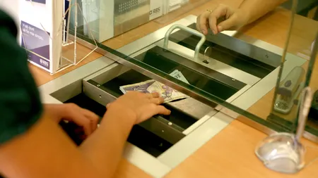 Zeci de mii de români restanţieri la bănci, lăsaţi fără bani în conturi