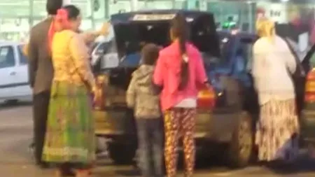 IMAGINEA ZILEI: Nouă romi s-au înghesuit într-o maşină, inclusiv în portbagaj, peste cumpărături VIDEO