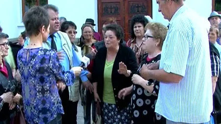 Enoriaşi revoltaţi, scandal în faţa unei biserici din Bârlad. Preot catolic, huiduit de ortodocşi la Satu Mare
