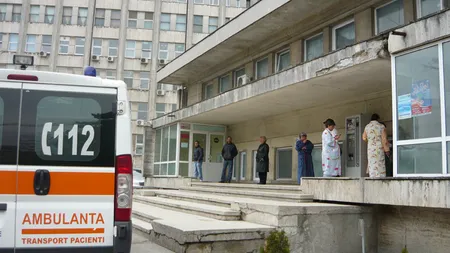 Patru copii, la spital, după ce un tub de spray aruncat în foc le-a explodat în faţă