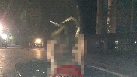 Nudism în fântâna amplasată în curtea ASE-ului: Doi tineri şochează opinia publică FOTO