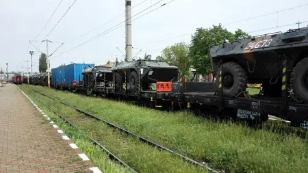 Garnitură de tren încărcată cu tancuri, blindate și ambulanţe, la Paşcani