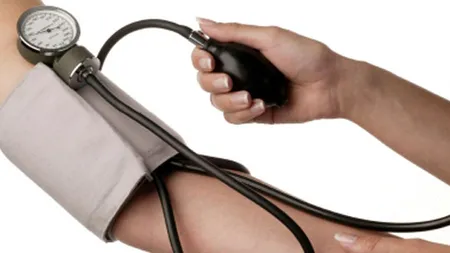 De ce trebuie să-ţi măsori tensiunea la ambele braţe