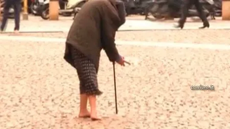 O ţigancă din România scandalizează Italia: Îi păcăleşte pe trecători că este o bătrânică neajutorată VIDEO