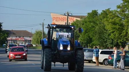 Elevii din Lugoj au mers cu TRACTORUL la petrecerea de final de clasa a XII-a FOTO