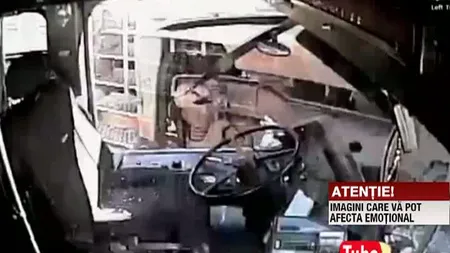 Accident grav: Un tren mărfar a lovit în plin un autobuz cu călători VIDEO