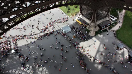 Cei opt români hoţi de buzunare de la Turnul Eiffel şi Castelul Versailles au fost încarceraţi