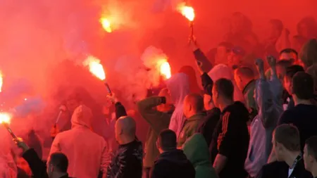 Violenţe pe stadion: Un suporter mort şi 14 răniţi. VIDEO