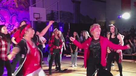 O femeie de 60 de ani le dă clasă adolescenţilor la o competiţie de BREAKDANCE VIDEO