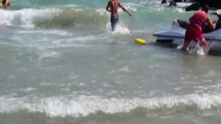 Scene de COŞMAR pe litoral. Doi turişti, la un pas de înec în Jupiter VIDEO