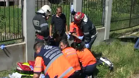 Un şofer vitezoman, mort după ce a intrat cu maşina într-un stâlp VIDEO