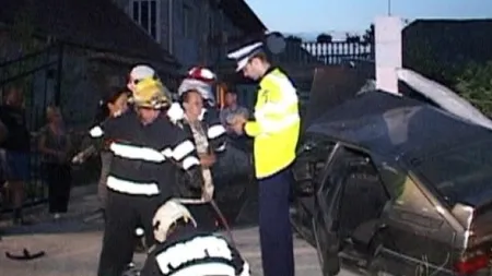 Doi şoferi s-au luat la întrecere pe o stradă din Deva. Cursa nebună s-a sfârşit într-un gard