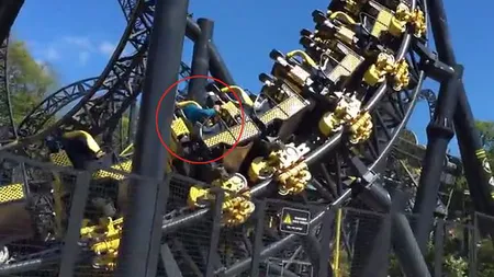 Scene de COŞMAR! Un roller coaster s-a IZBIT de o cabină VIDEO