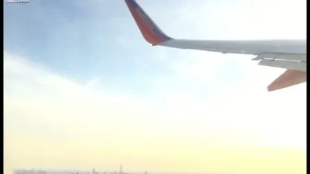 Imagini incredibile surprinse în timpul unui zbor: O dronă loveşte aripa avionului VIDEO