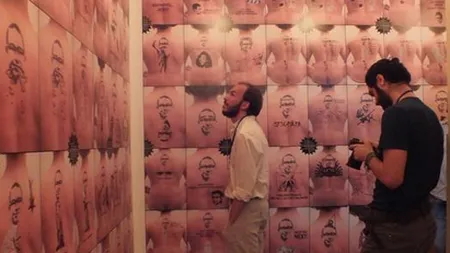 Artă sau masochism? Un artist român şi-a DECUPAT pielea tatuată de pe spate şi a expus-o într-o galerie FOTO
