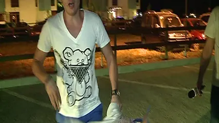 Tupeu de şmecher. Beizadelele au agresat un jurnalist, după ce au făcut un accident, la mare VIDEO