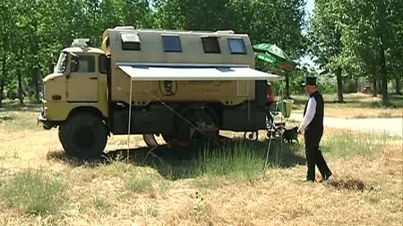 Călătorie inedită în jurul lumii, cu camionul de armată. Zilele trecute au ajuns în staţiunea Mamaia