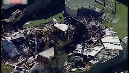 INCIDENT în Australia: Un bărbat a furat un buldozer şi a dărâmat o casă în care se aflau trei persoane VIDEO