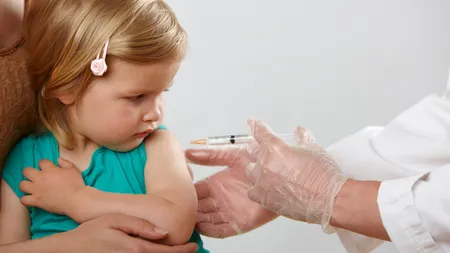 Propunerea Ministerului Sănătăţii de a nu primi la şcoală copiii NEVACCINAŢI este NECONSTITUŢIONALĂ