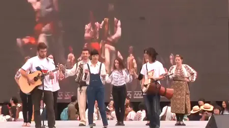 O tânără din China interpretează 